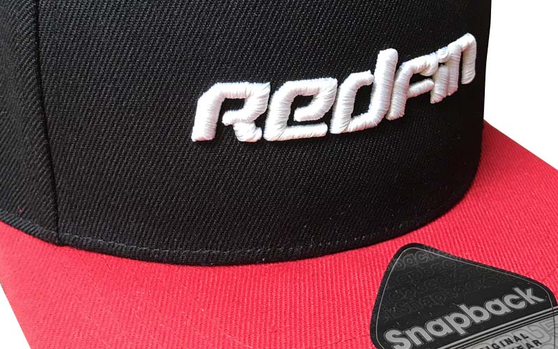 Kappe schwarz mit roten Schirm und Redfin Logo in 3D gestickt
