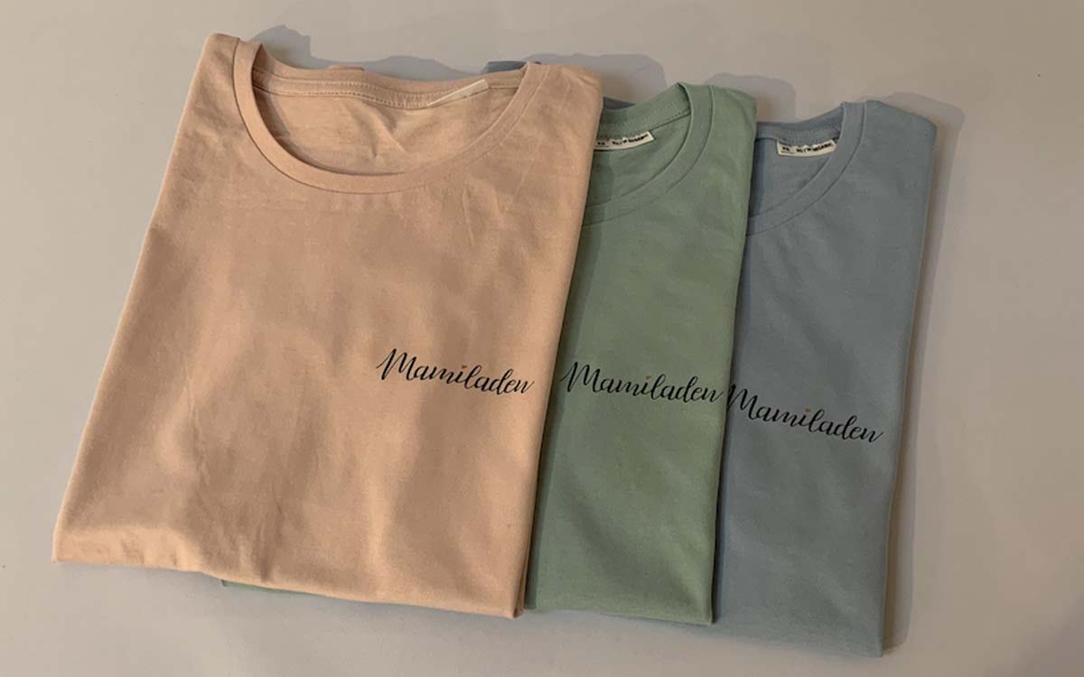 T-Shirt in Pastellfarben mit Mamiladen Logo bedruckt